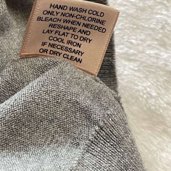 Philosophy Women's‎ Gray and Black Embroidered LOVE Crewneck Sweater Size M - Picture 10 of 10